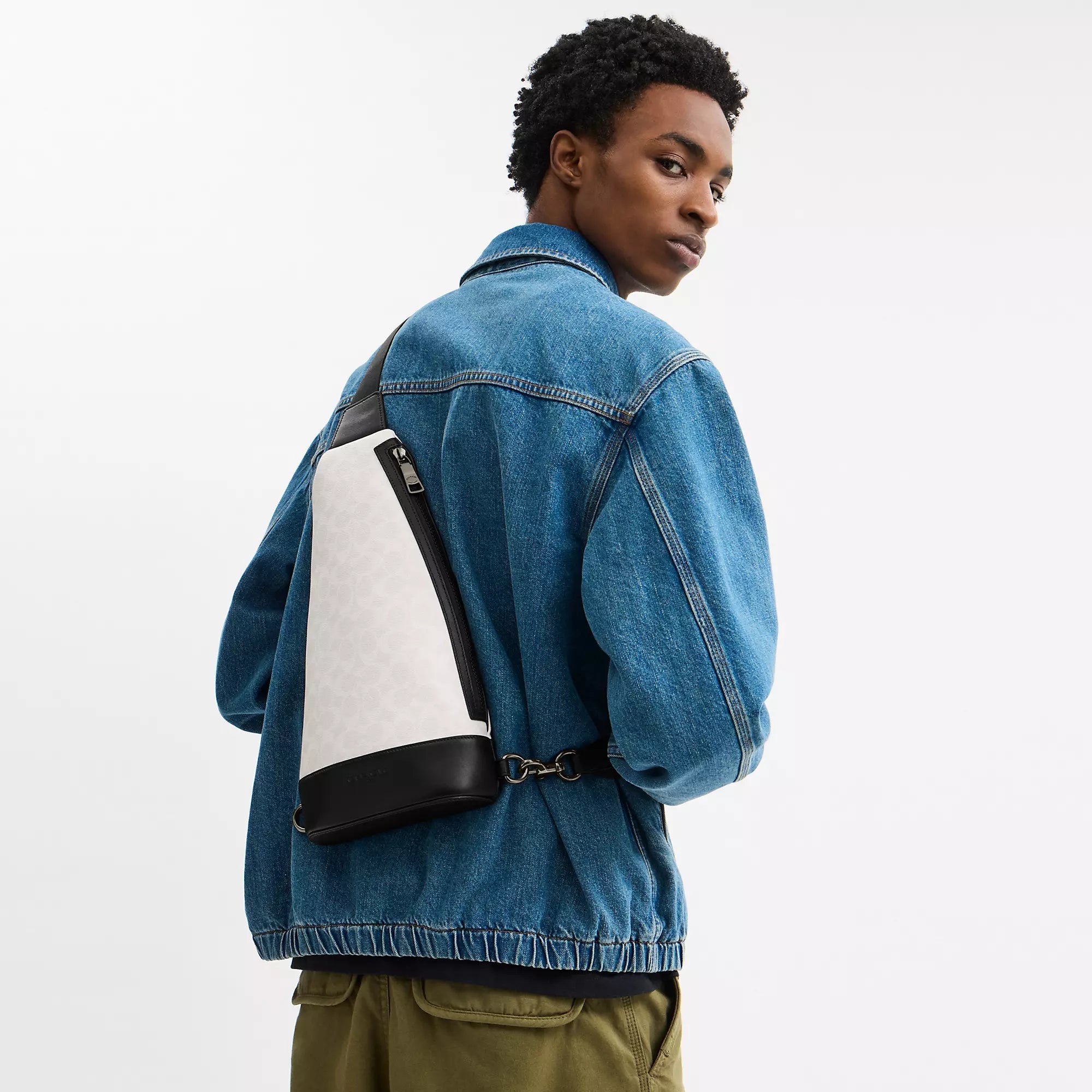Dominic Sling Pack In Signature Canvas (Gunmetal/Chalk/Black)