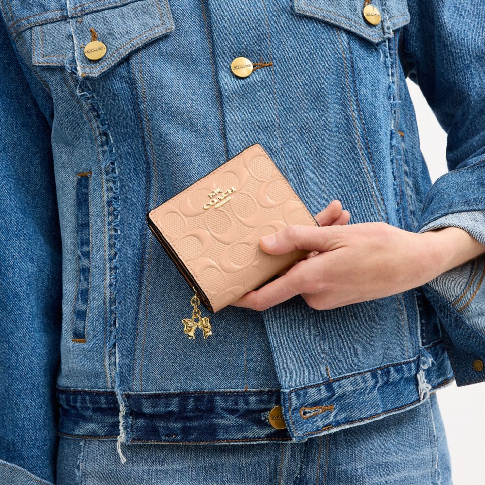 Snap Wallet In Signature Leather With Charm (Gold/Faded Blush)